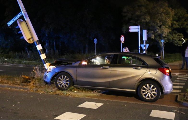 Auto tegen lantarenpaal