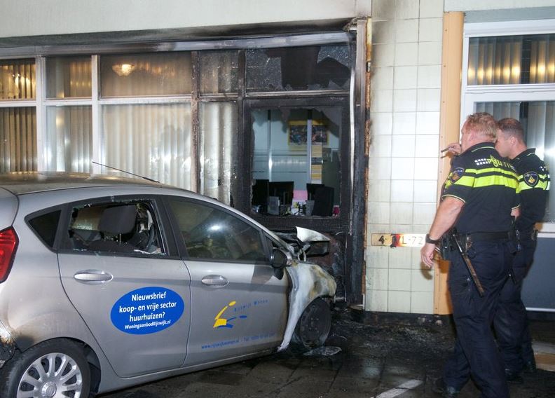 Auto’s en pand Rijswijk Wonen in brand gestoken
