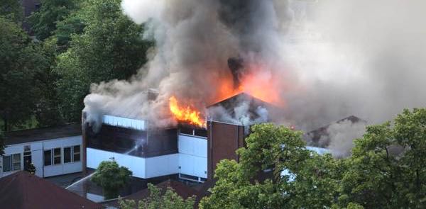 Snel grondsanering en daarna grasveld op scholendriehoek