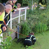 Brandweer vist politietelefoon uit het water