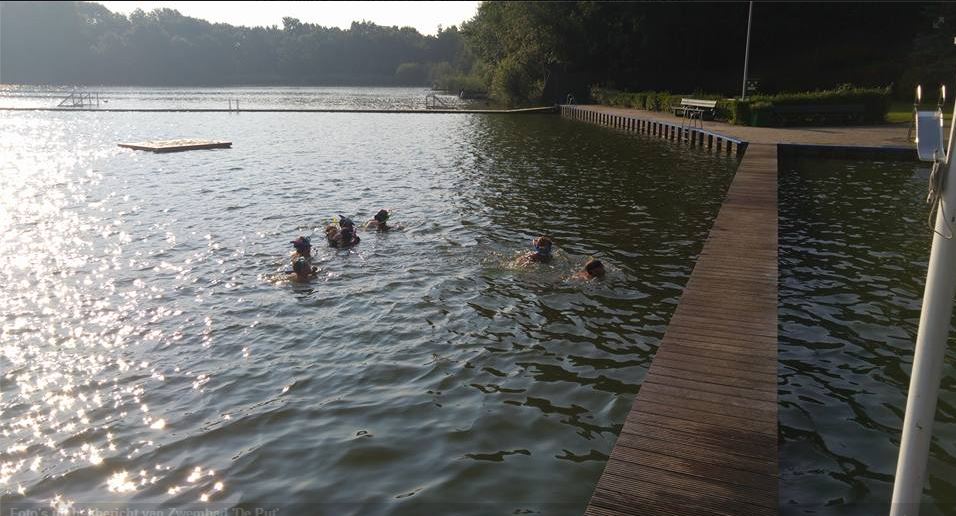 Leerlingen zwemmen onder water in De Put