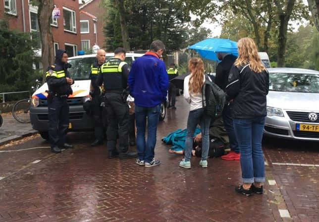 Scooterrijdster onderuit op Rembrandtkade