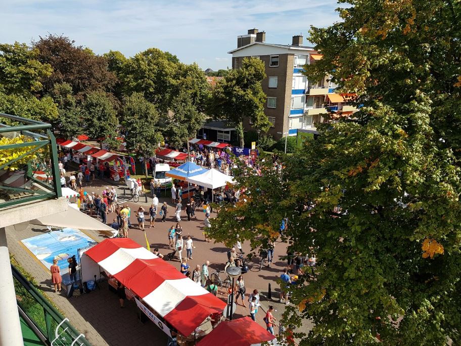 Luchtfoto van succesvolle Strandwalmarkt