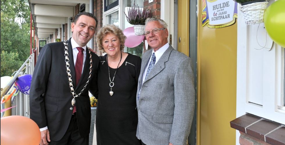 Burgemeester Bezuijen op bezoek bij diamanten echtpaar