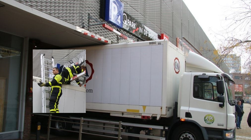Vrachtauto rijdt zich muurvast in De Bogaard