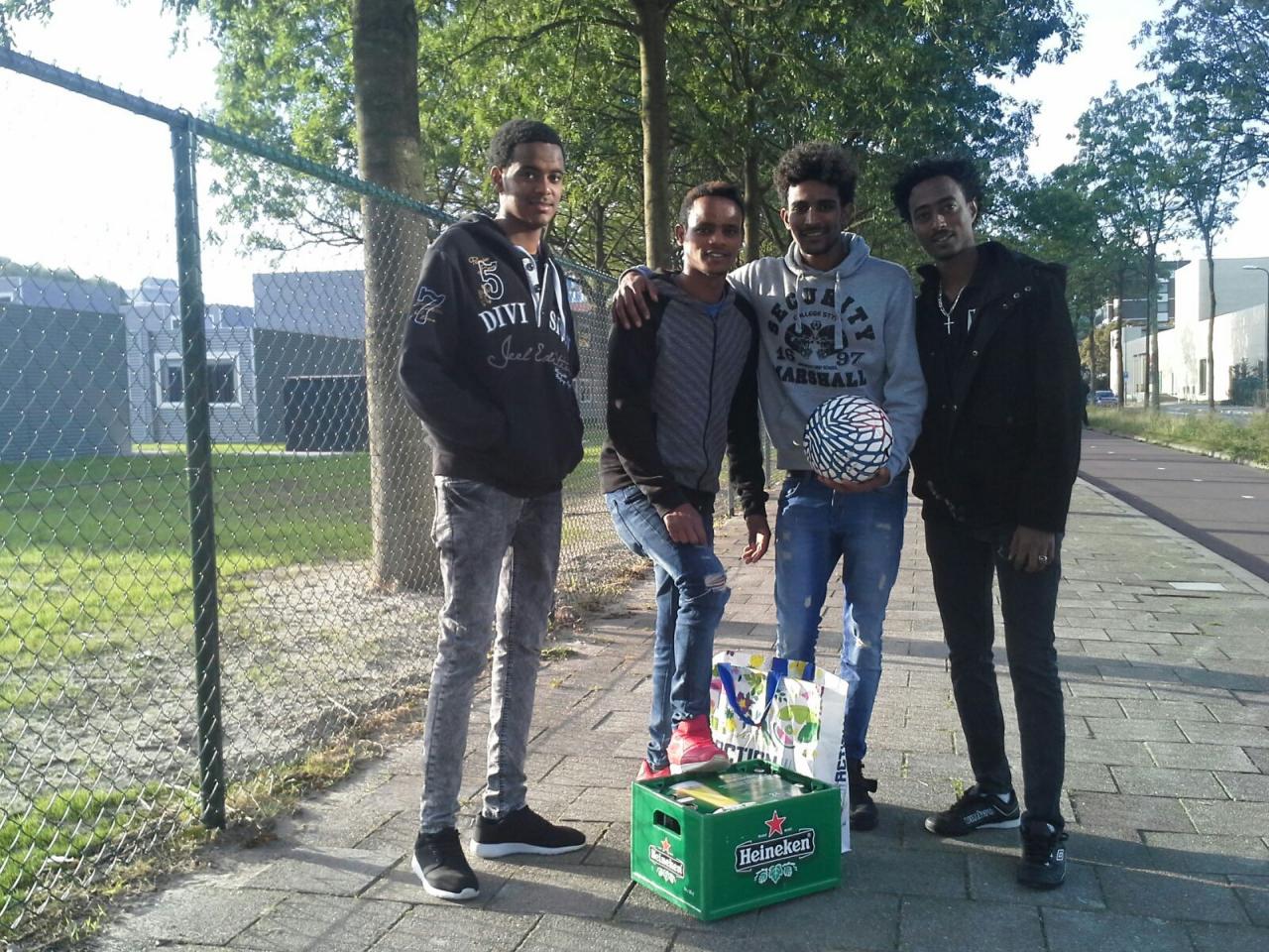 Eerste mannelijke asielzoekers in AZC