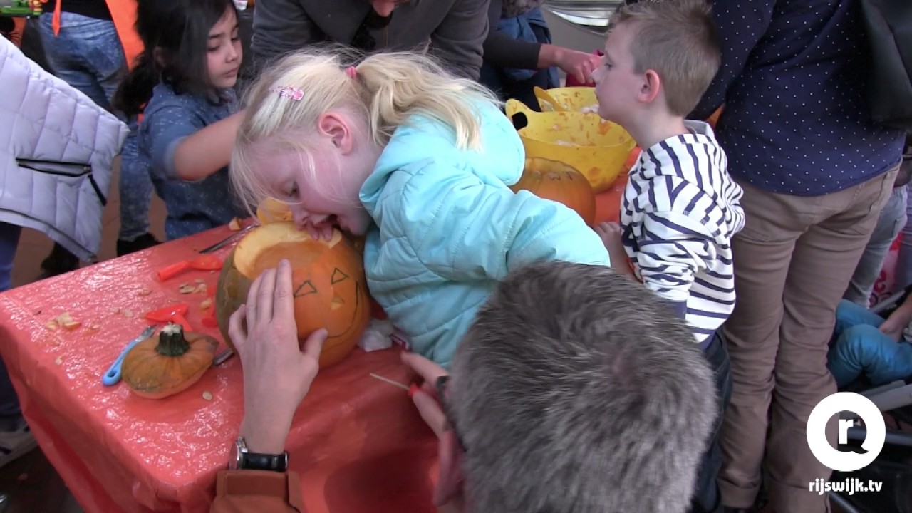 VIDEO. Workshop pompoenen snijden in In de Bogaard