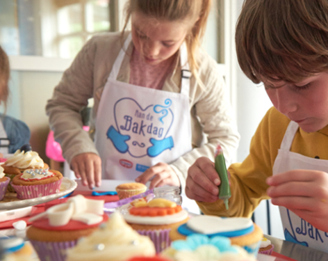 Kinderen bakken voor SOS Kinderdorpen
