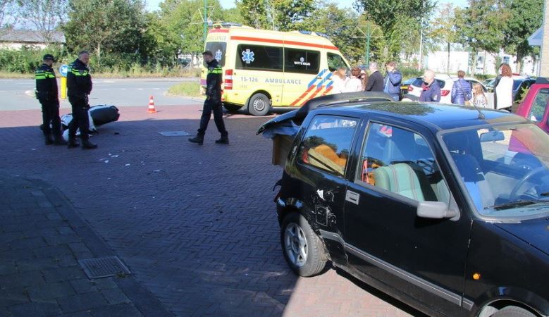 Scooter en auto rijden tegen elkaar