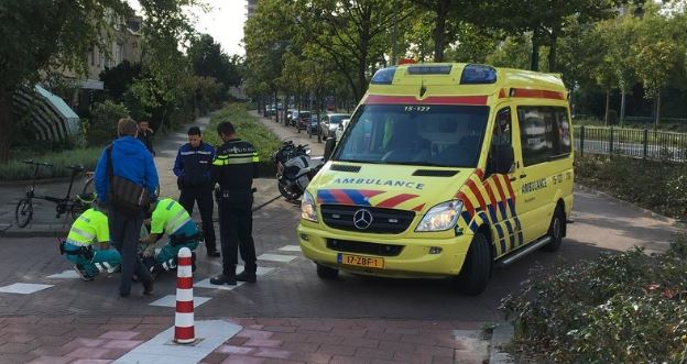 Scooter rijdt tegen fietser