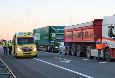 Auto klem tussen twee vrachtwagens op A4