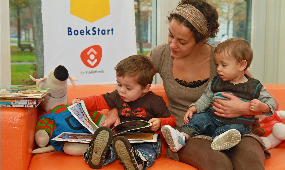 Wethouder Dierdorp met Boekstart bij peuters