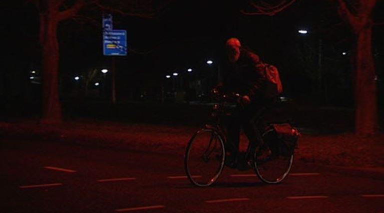Wijkagenten controleren fietslicht van schooljeugd: 12 prenten
