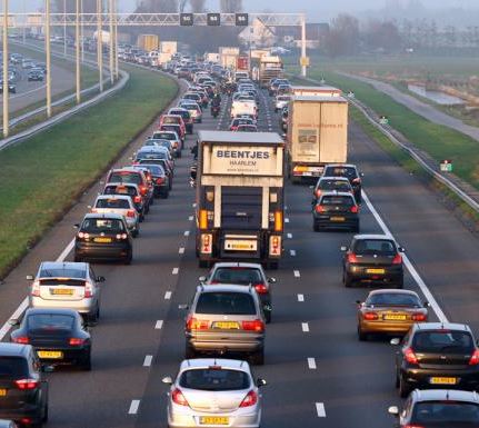 Maandag extra drukke spits door wintertijd en mist