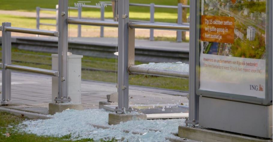 Glasruiten tramhalte vernield