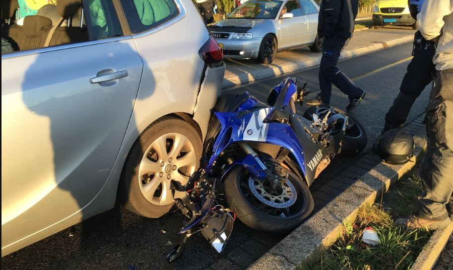 Motor schuift op Hoornbrug onder auto