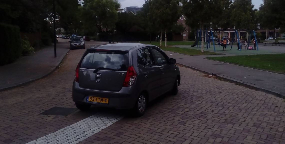 Weg langs speelplek Petronella Voutestraat linke soep’