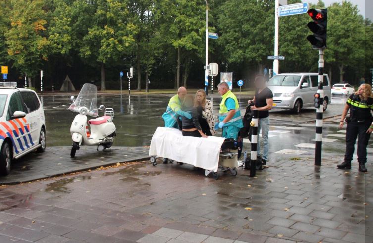 Scooterrijdster gevallen op kruising