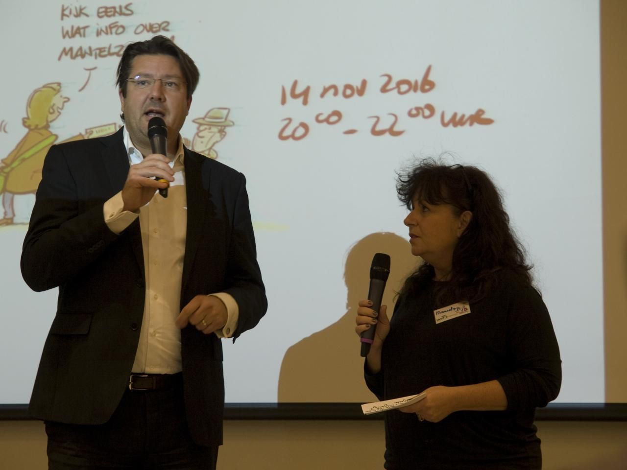 Wethouder Bernard Minderhoud en Manuela Bijl geven de aftrap.