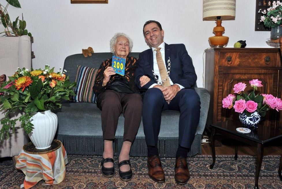 Burgemeester op bezoek bij 100-jarige