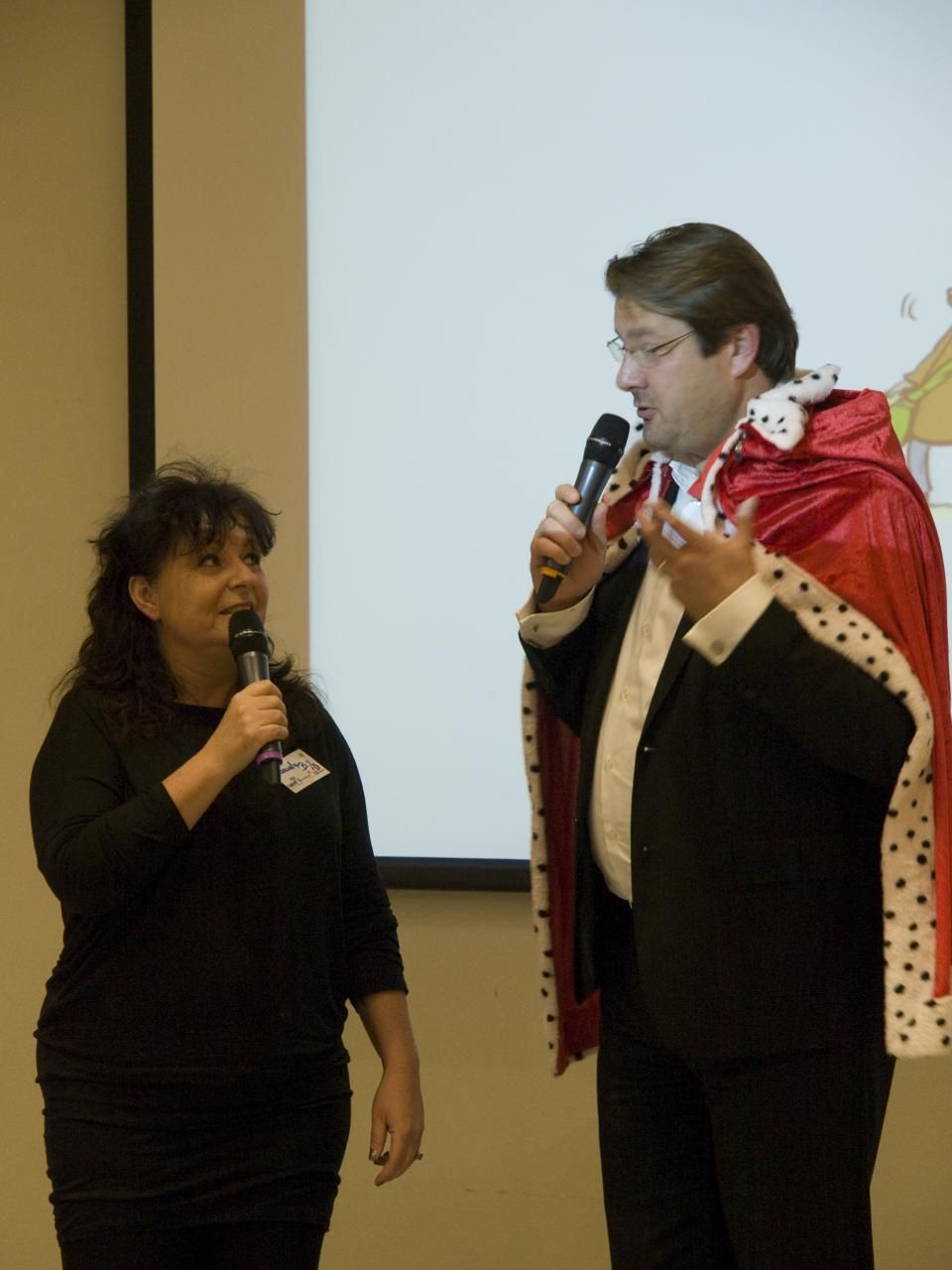 De wethouder toont het aan met een zware mantel: zo voelt het soms als mantelzorger.