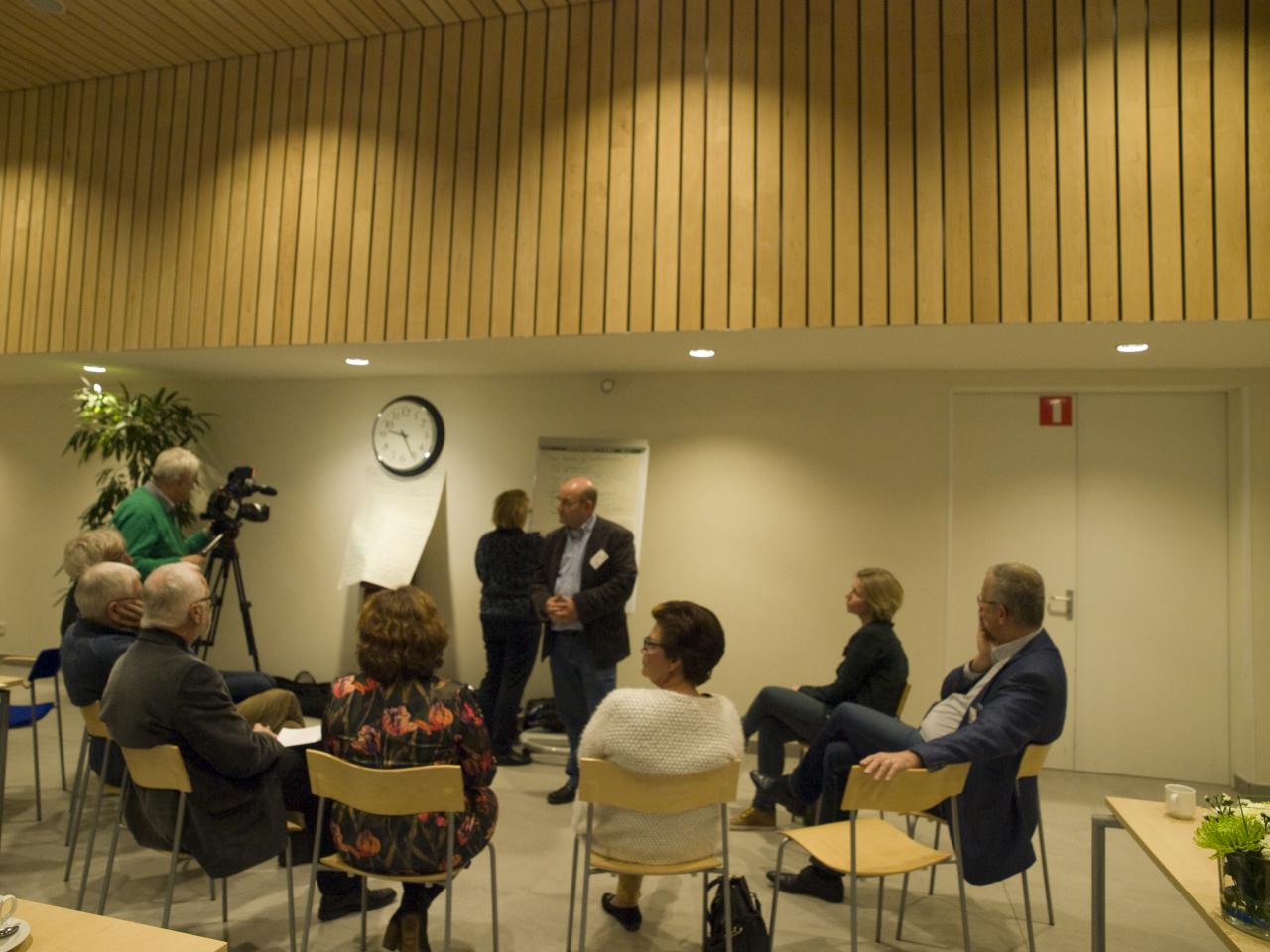 In verschillende groepjes werden ideëen uitgewisseld over de ondersteuning van mantelzorgers.