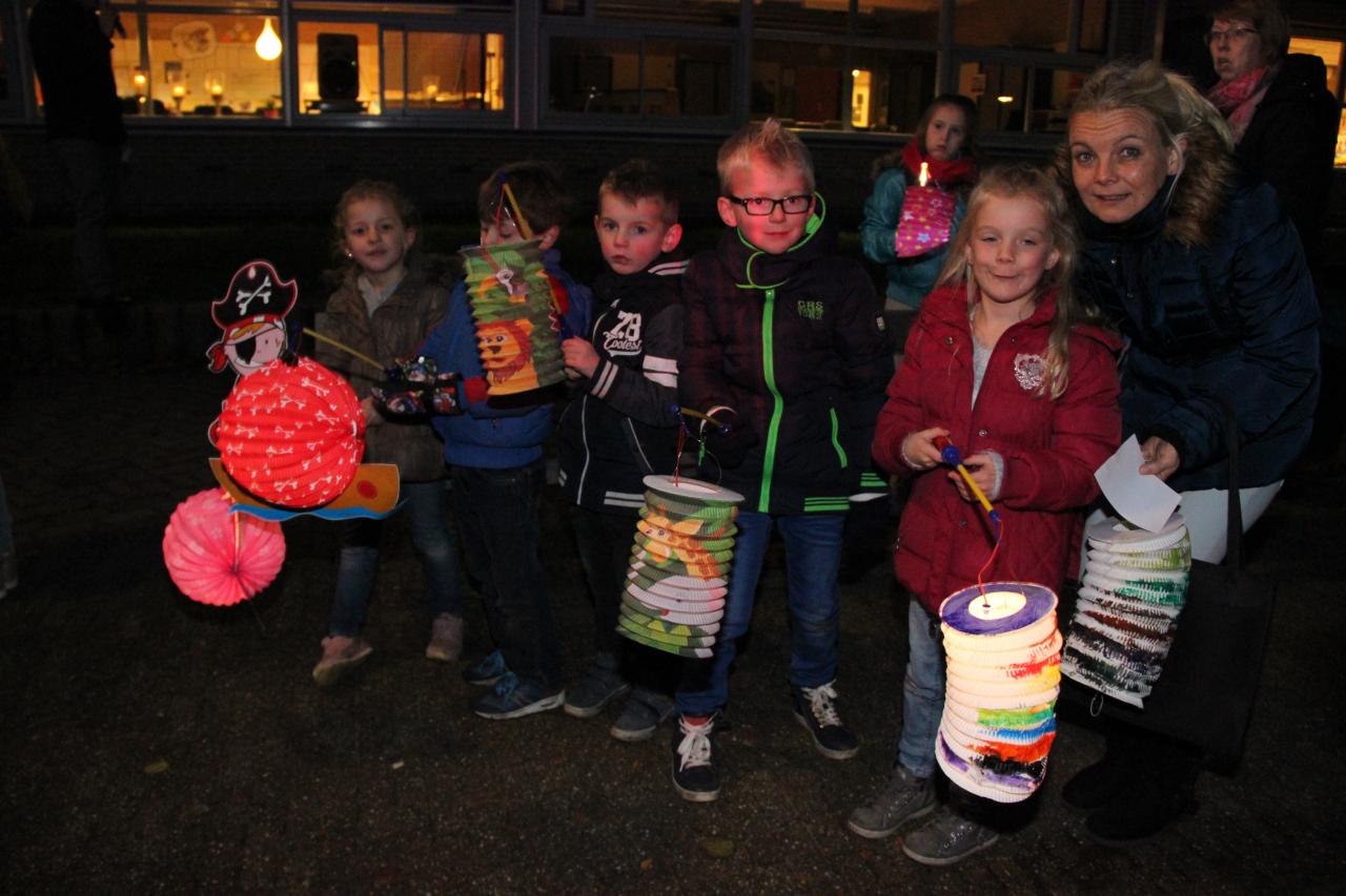 Lint van lampionnen doorkruist Steenvoorde Zuid