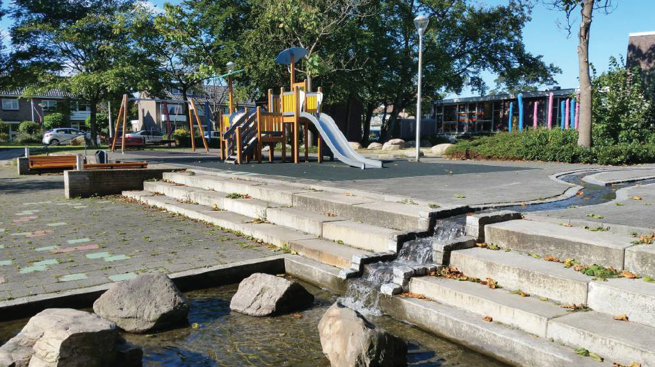 De speelplek aan de Julianalaan, vlakbij de bibliotheek, is het meest populair in de wijk. De speeltoestellen zijn nog in uitstekende staat. Leuk is hier de watergoot. 