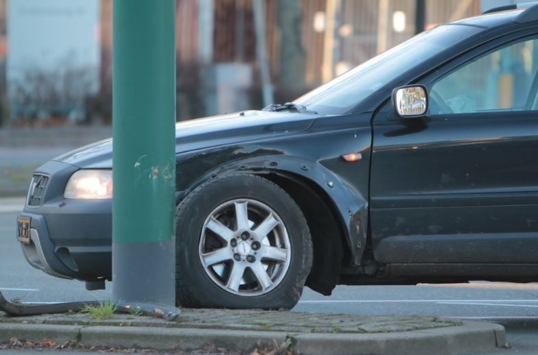 Auto tegen paal