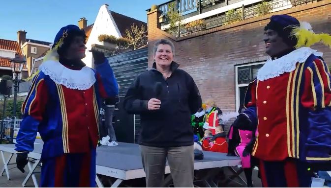 Zwarte Pieten laten Nicolet zingen