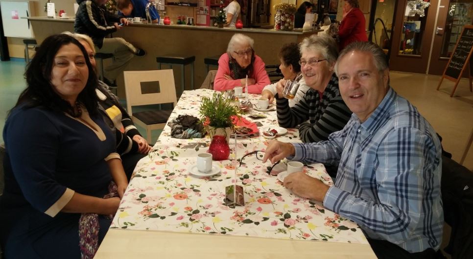 Raadsleden drinken koffie bij ouderen