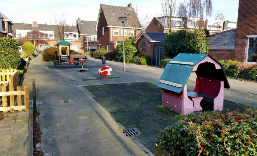 Op de Prins Hendrikstraat moeten de vijf speeltoestellen worden vervangen. Er komen er drie nieuwe voor terug.