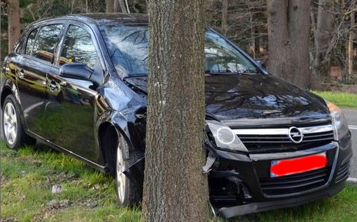 Auto ‘op racebaan’ tegen boom
