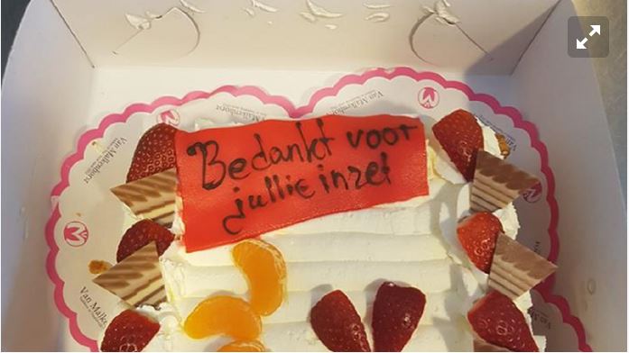 Taart voor politie na reanimatie Handelskade