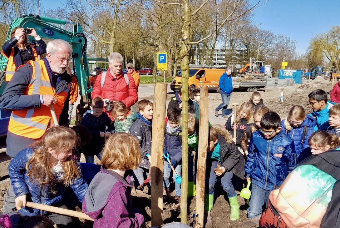 Wethouder en scholieren planten bomen