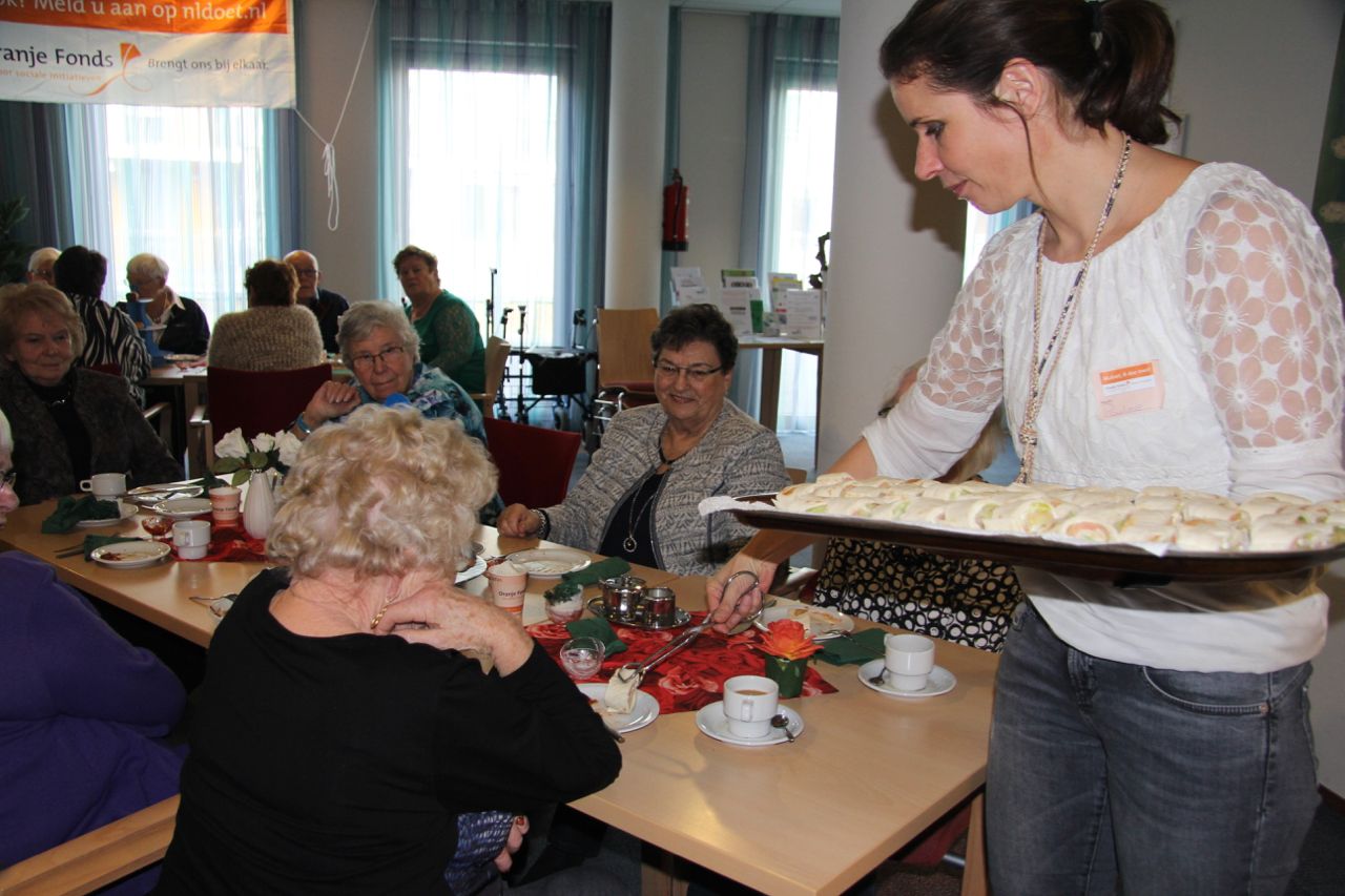 Ouderen genieten van High Tea van NL Doet-vrijwilligers