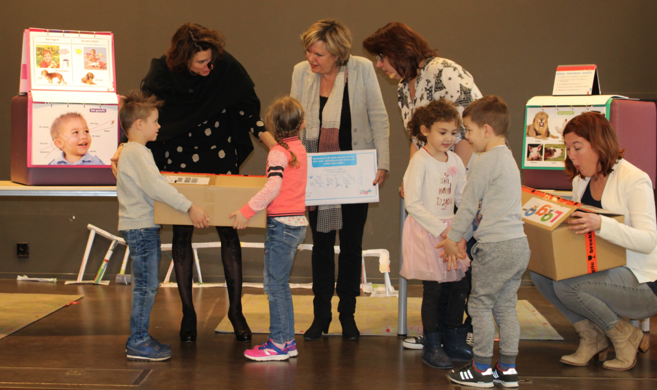 Nicole Dierdorp reikt LOGO 3000 uit