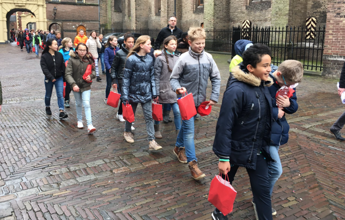 Leerlingen geven politici ideeën voor hoop met flashmob