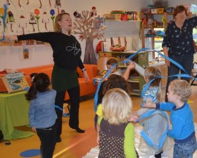 Peuters dansen op verhaaltjes in de bibliotheek