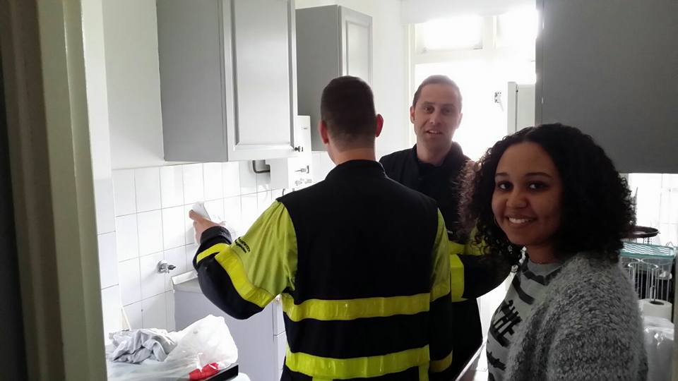 Brandweer geeft nazorg na koolmonoxide incident.