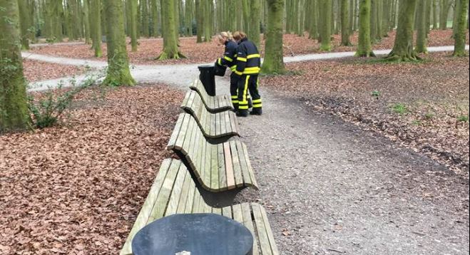 Waterdraagsters te voet in het park……