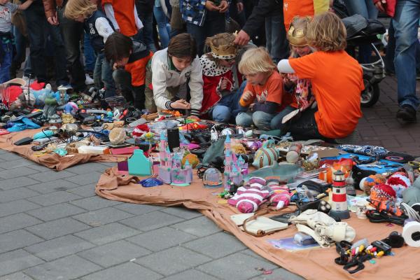 Wie komt helpen bij activiteiten tijdens Koningsdag in Nootdorp?