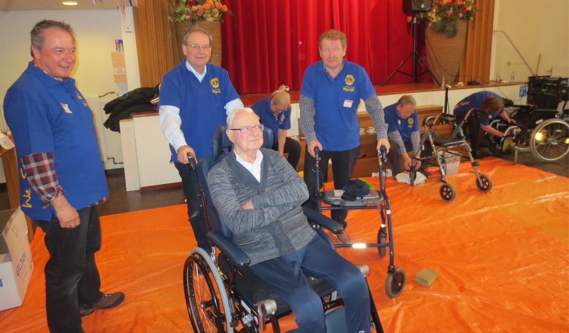 Lionsclub maakt rolstoelen en rollators schoon
