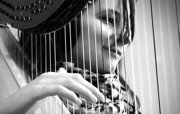 Miranda Janse speelt harp in de Bonifatius