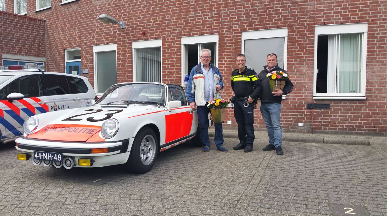 Hans Peters geniet van z’n ritje in de Politie Porsche