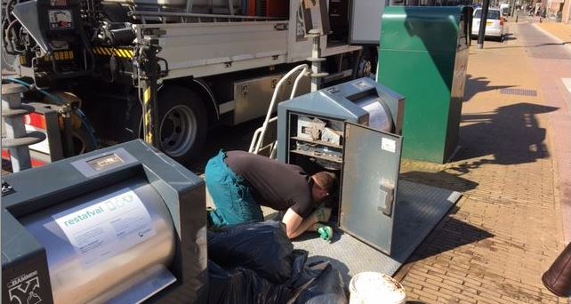 Sleutel valt in de vuilcontainer…..