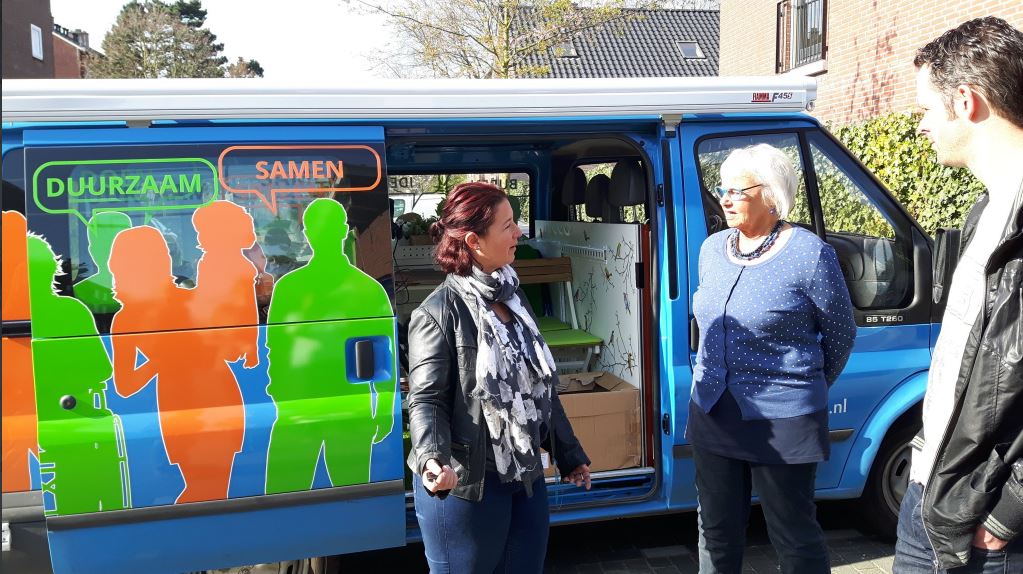 Wijkbus op bezoek bij buurthuiskamer op Idenburglaan