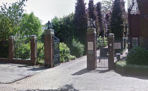Kinderen met burgemeester bij oorlogsmonument