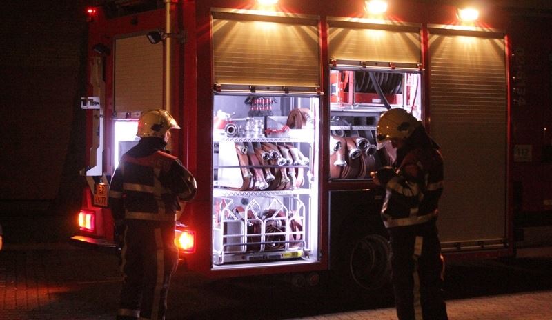 Brandweer met stormram naar binnen
