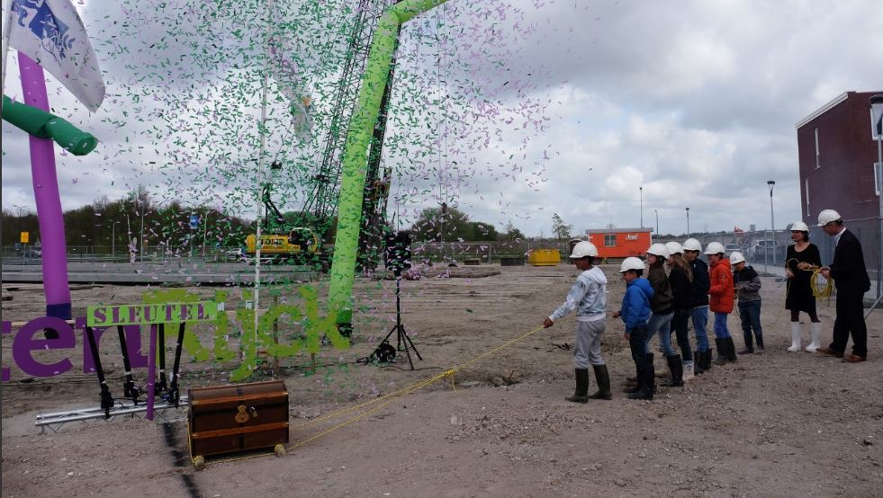 Wethouder Dierdorp geeft startsein voor Kindcentrum BuitenRijck